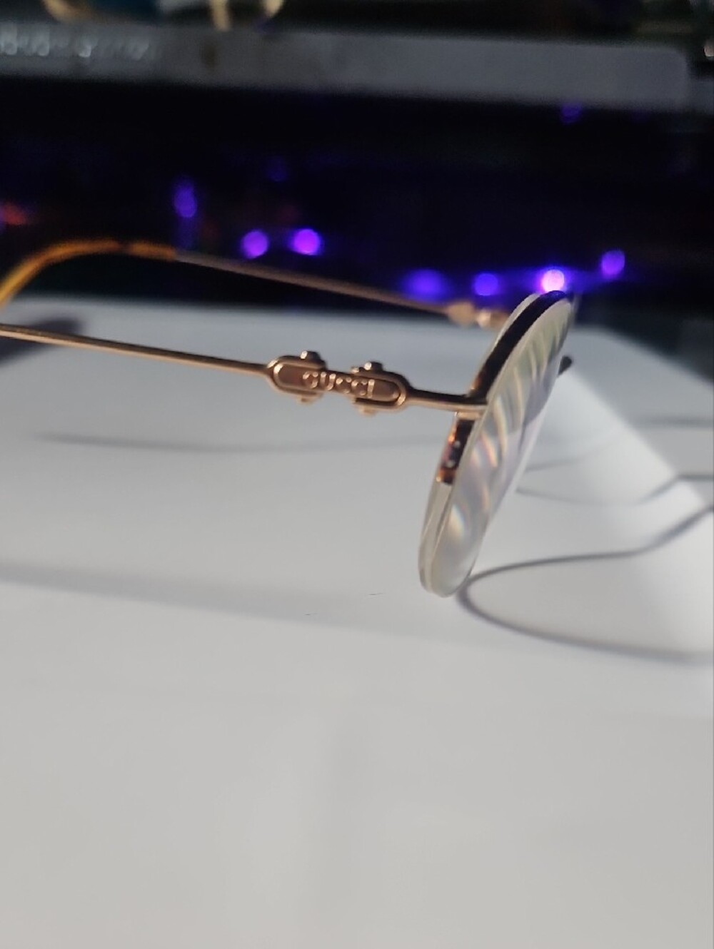 Gucci Round Rim in Gold and Black - Picture 2 of 3